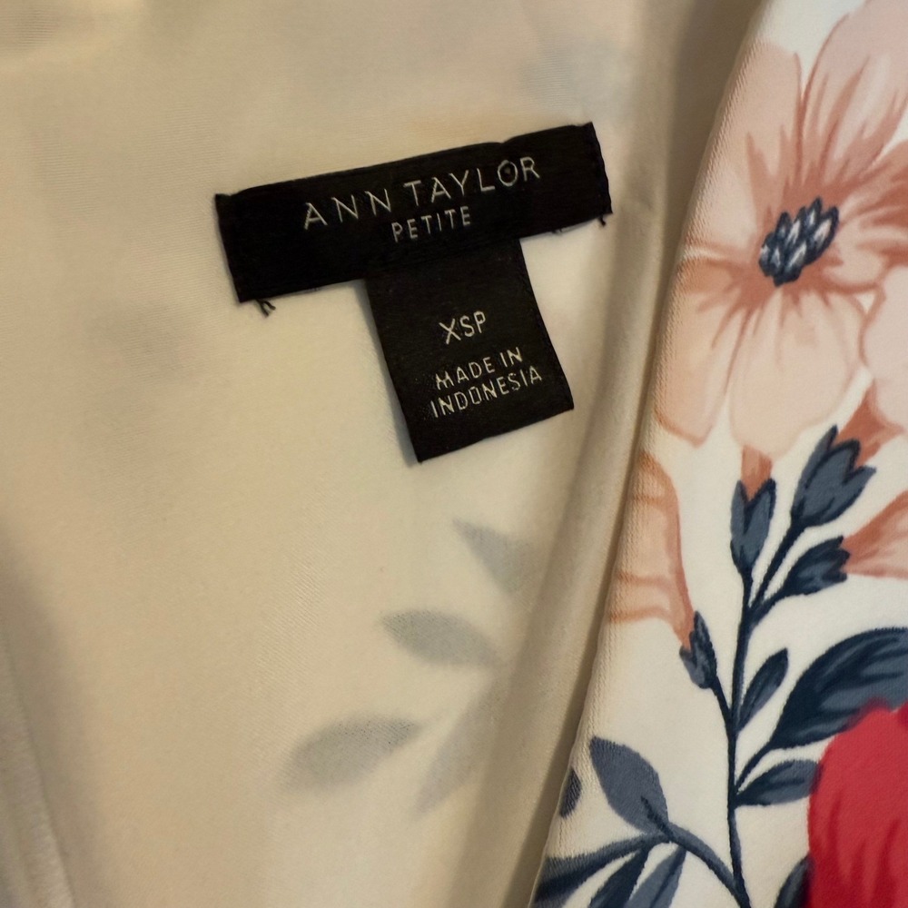 Ann Taylor Petite Floral Shift Dress Cream Red Pink V-Neck Short Sleeve XSP - Picture 2 of 7